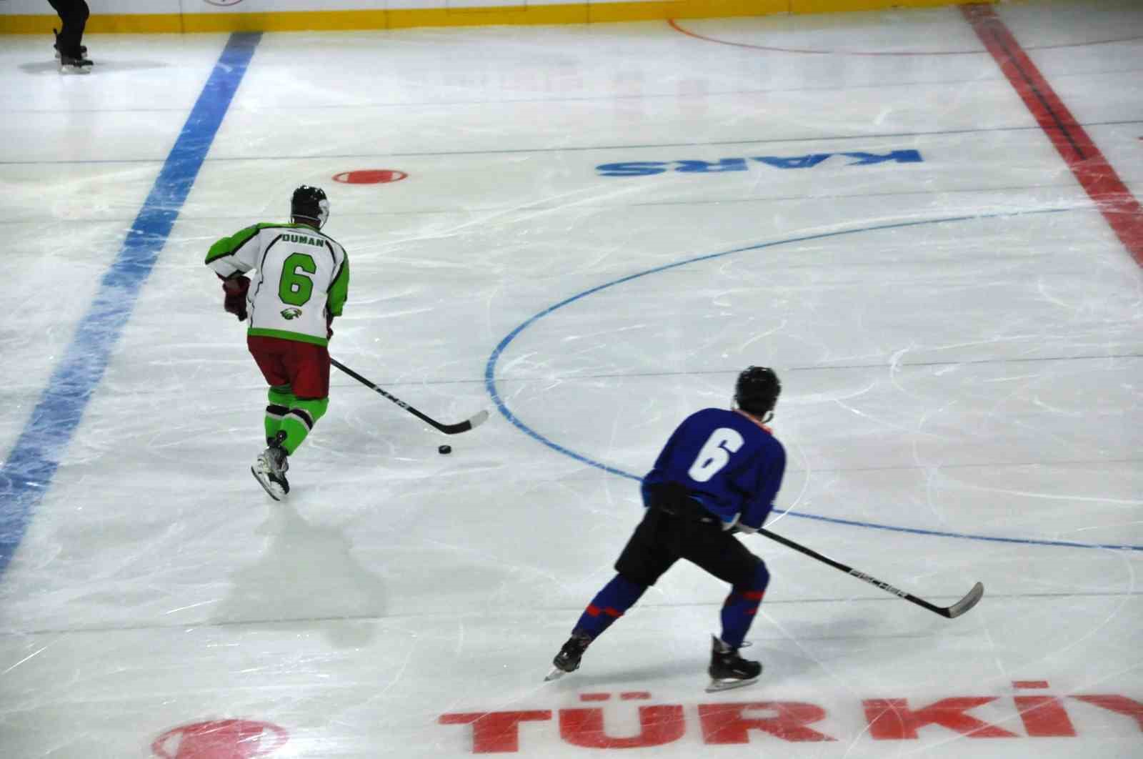 Kars’ta buz hokeyi heyecanı