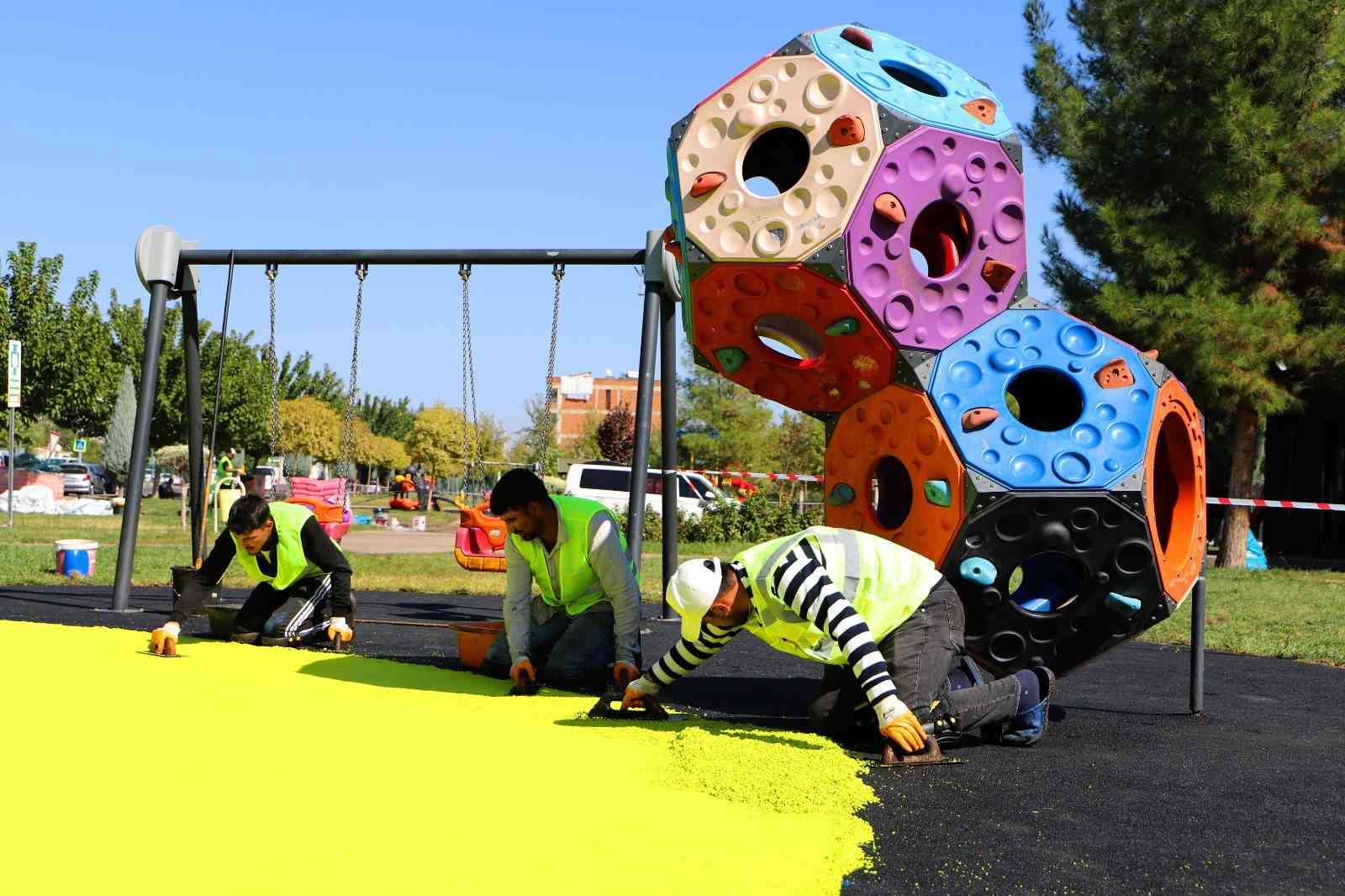 Parklardaki çocuk oyun ve spor alanları yenileniyor