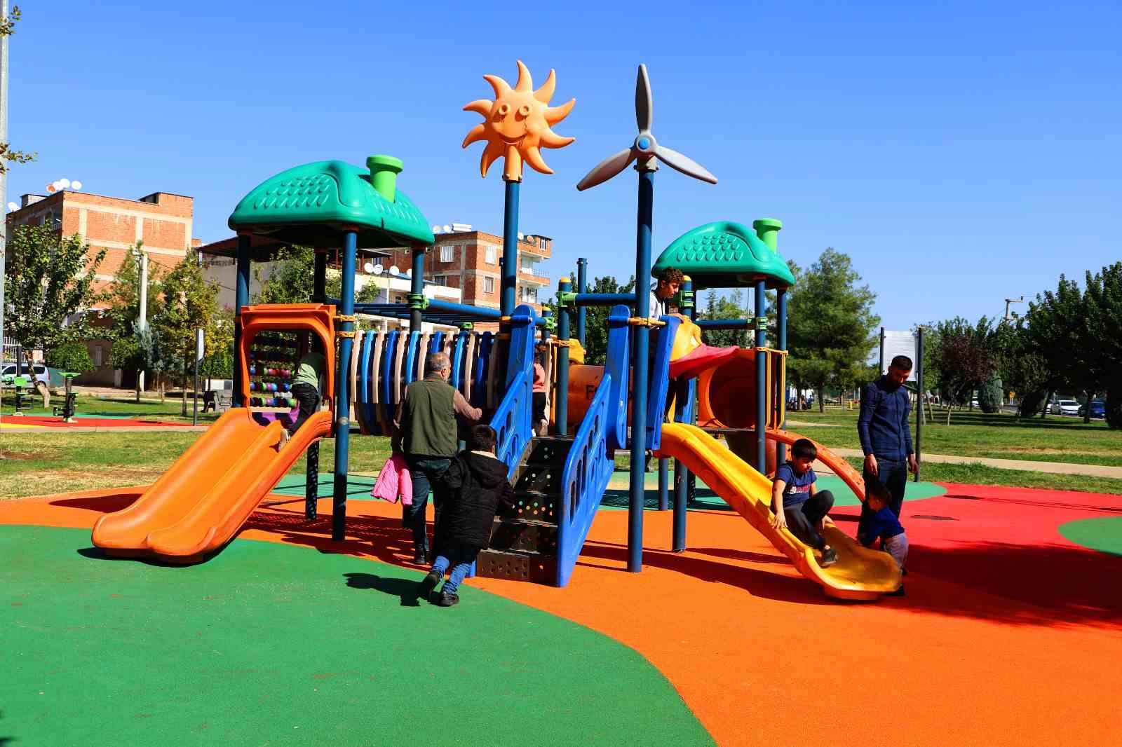 Parklardaki çocuk oyun ve spor alanları yenileniyor