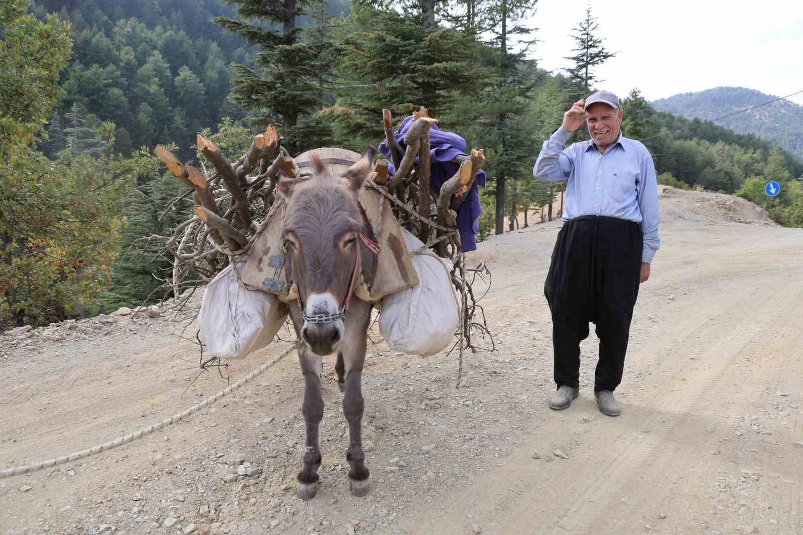Dağ k&ouml;ylerinde eşekle odun &ccedil;ekme nostalji yaşattı
