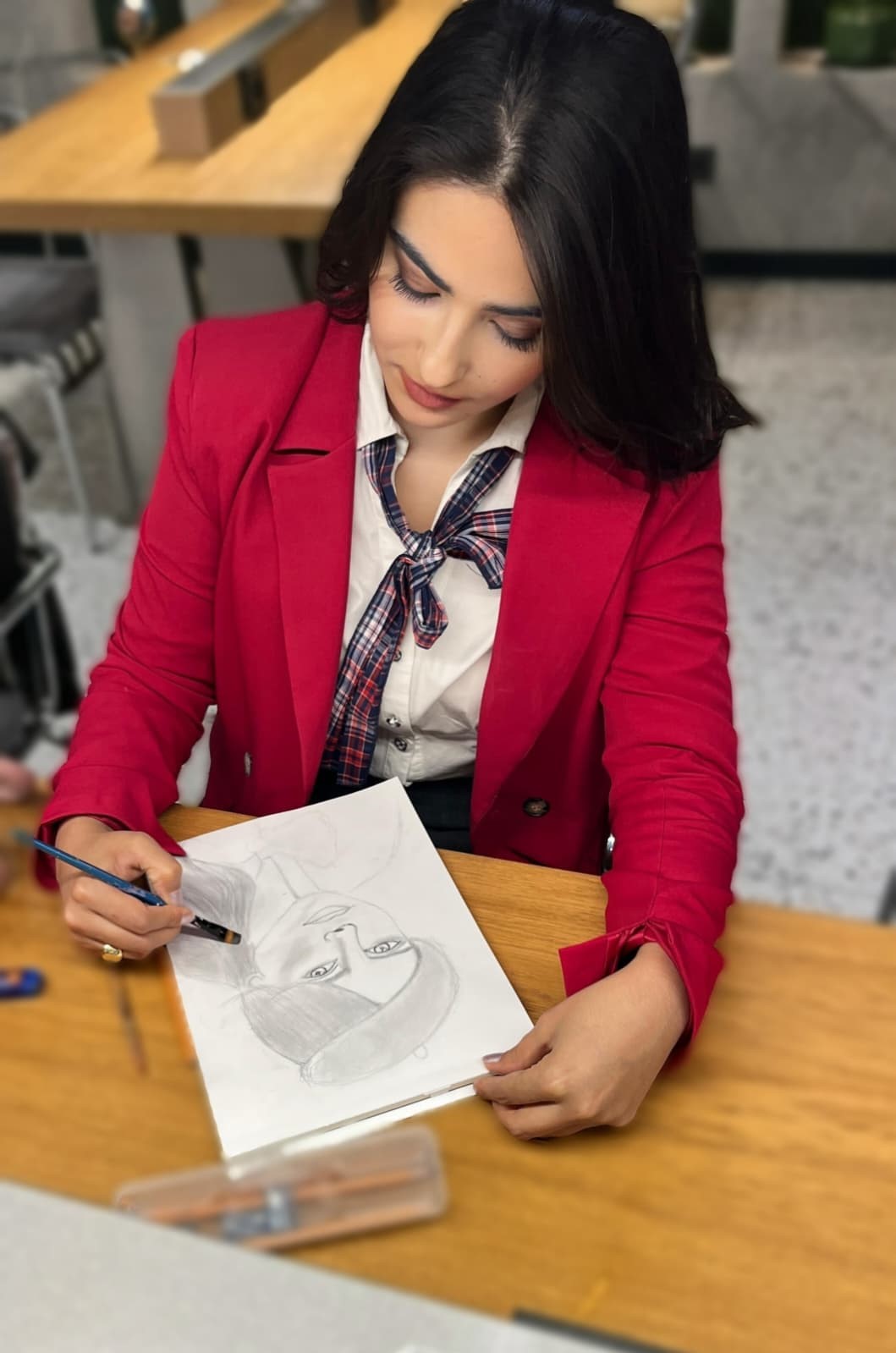 Karşıyaka&rsquo;nın sanat&ccedil;ı &ouml;ğretmeni, &ccedil;ocuklara sevgiyi, tuvale hayali işliyor
