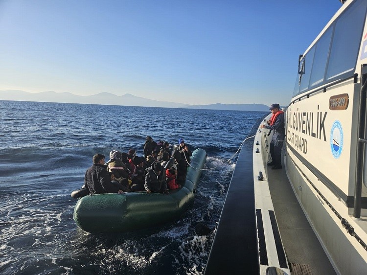 İzmir a&ccedil;ıklarında peş peşe g&ouml;&ccedil;men yakalama ve kurtarma operasyonları
