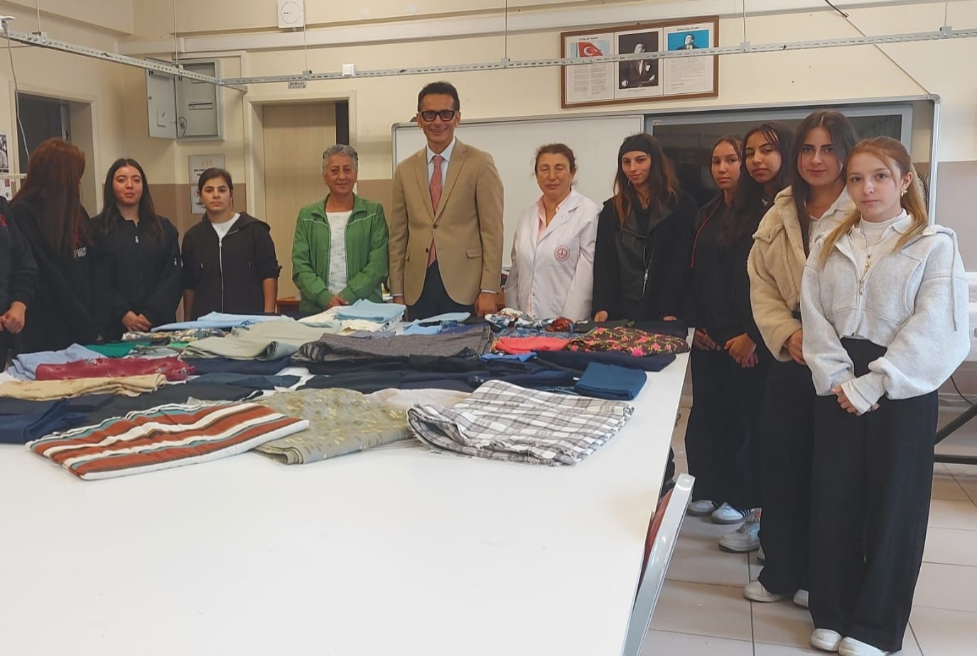 Moda tasarımı öğrencilerine kumaş desteği