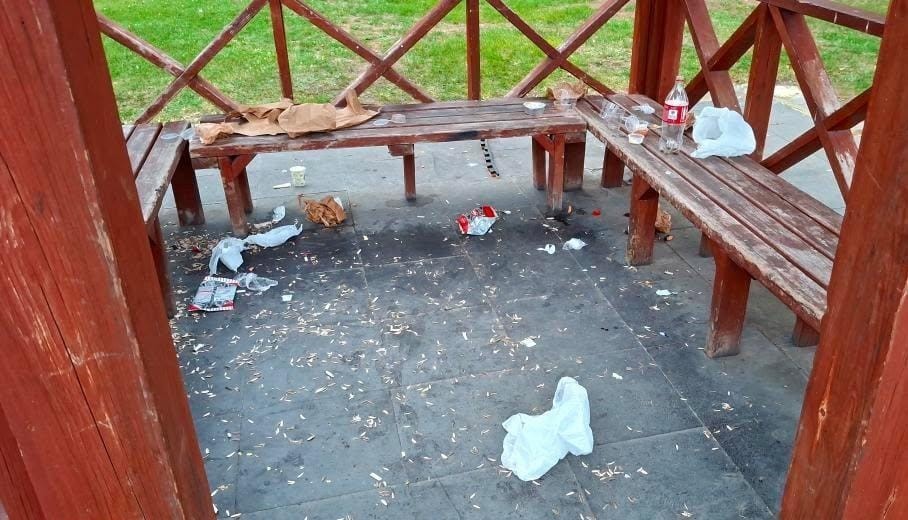 Sahil keyfi &ccedil;&ouml;pl&uuml;ğe d&ouml;nd&uuml;: Vatandaş cezai işlem istiyor
