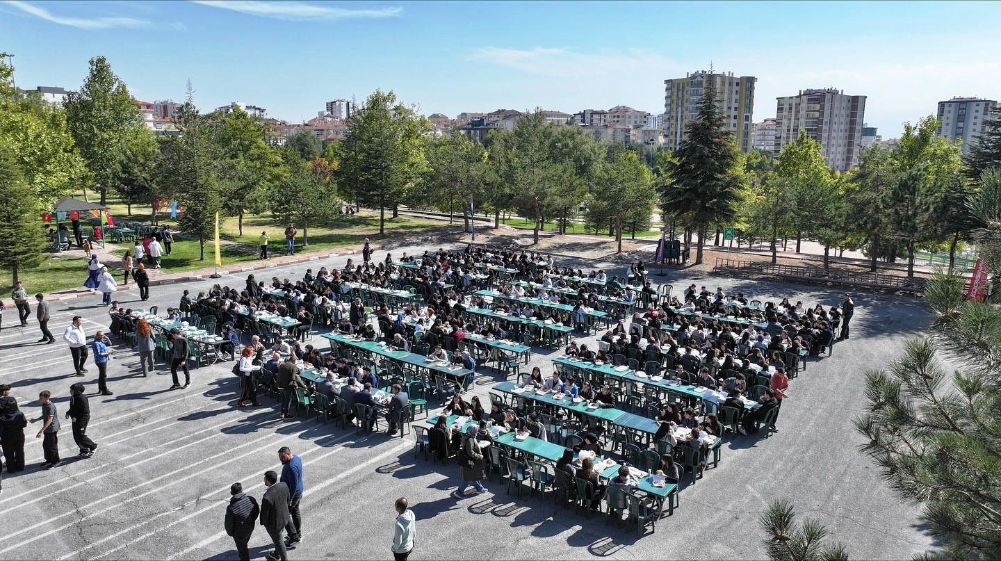 Başkan &Ccedil;olakbayrakdar: "Gen&ccedil;lerimizin g&uuml;c&uuml;yle geleceğin T&uuml;rkiye&rsquo;sini inşa ediyoruz"
