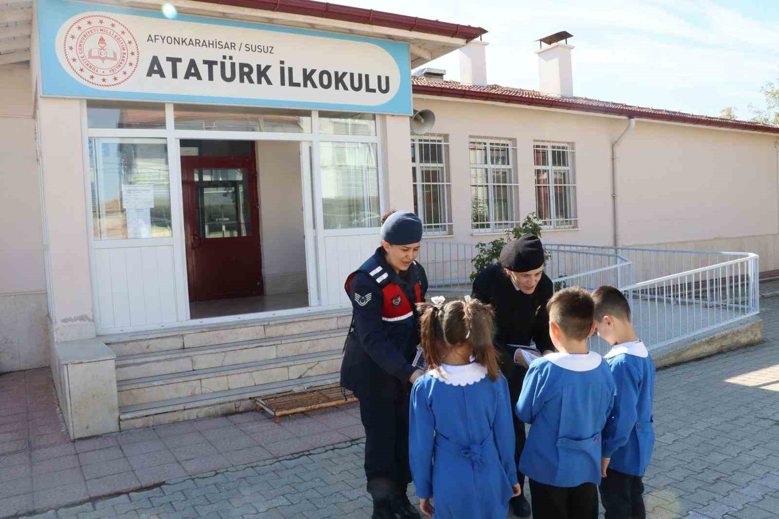 Jandarmadan vatandaşlara kadına şiddetle m&uuml;cadele eğitimi
