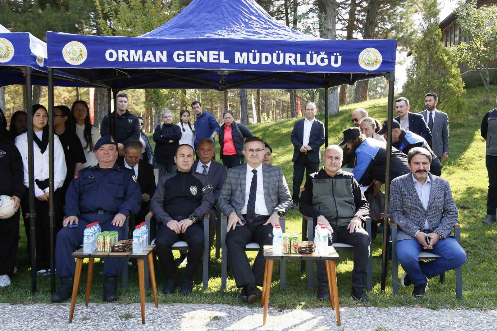 &Ouml;ğrenciler, polis ekipleriyle birlikte fidan dikti
