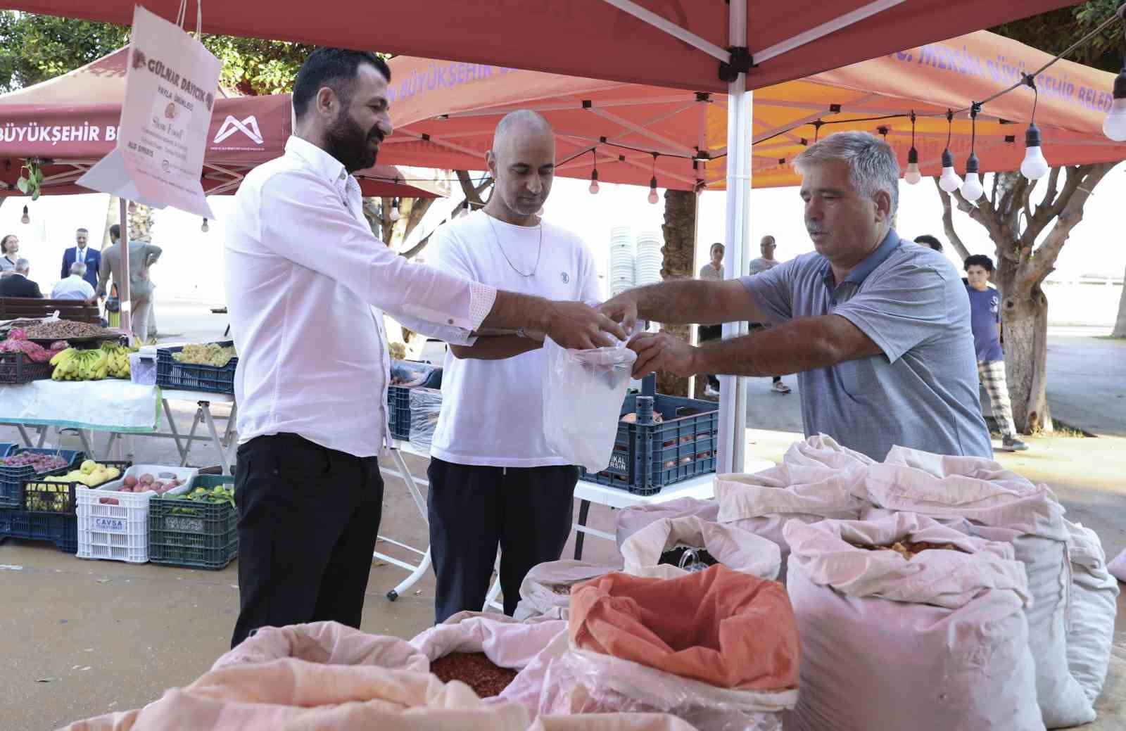 Kadın &uuml;reticilerin el emeği &uuml;r&uuml;nleri &rsquo;Hasat Pazarı&rsquo;nda
