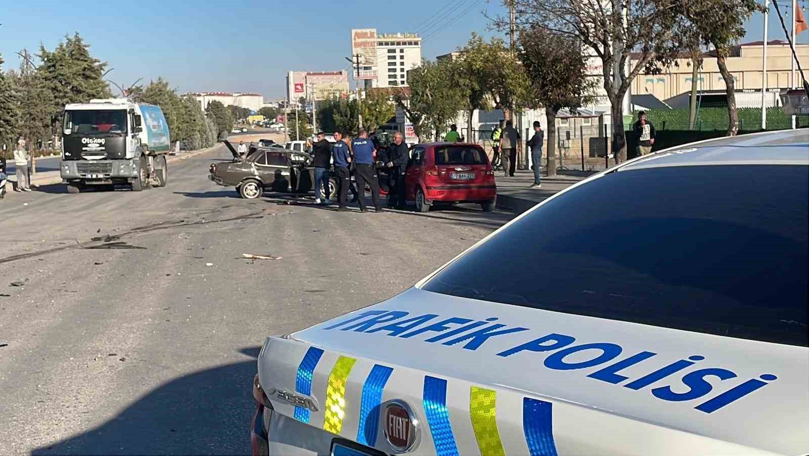 Takla atan Tofaş hurdaya d&ouml;nerken s&uuml;r&uuml;c&uuml;s&uuml; &ouml;l&uuml;mden d&ouml;nd&uuml;
