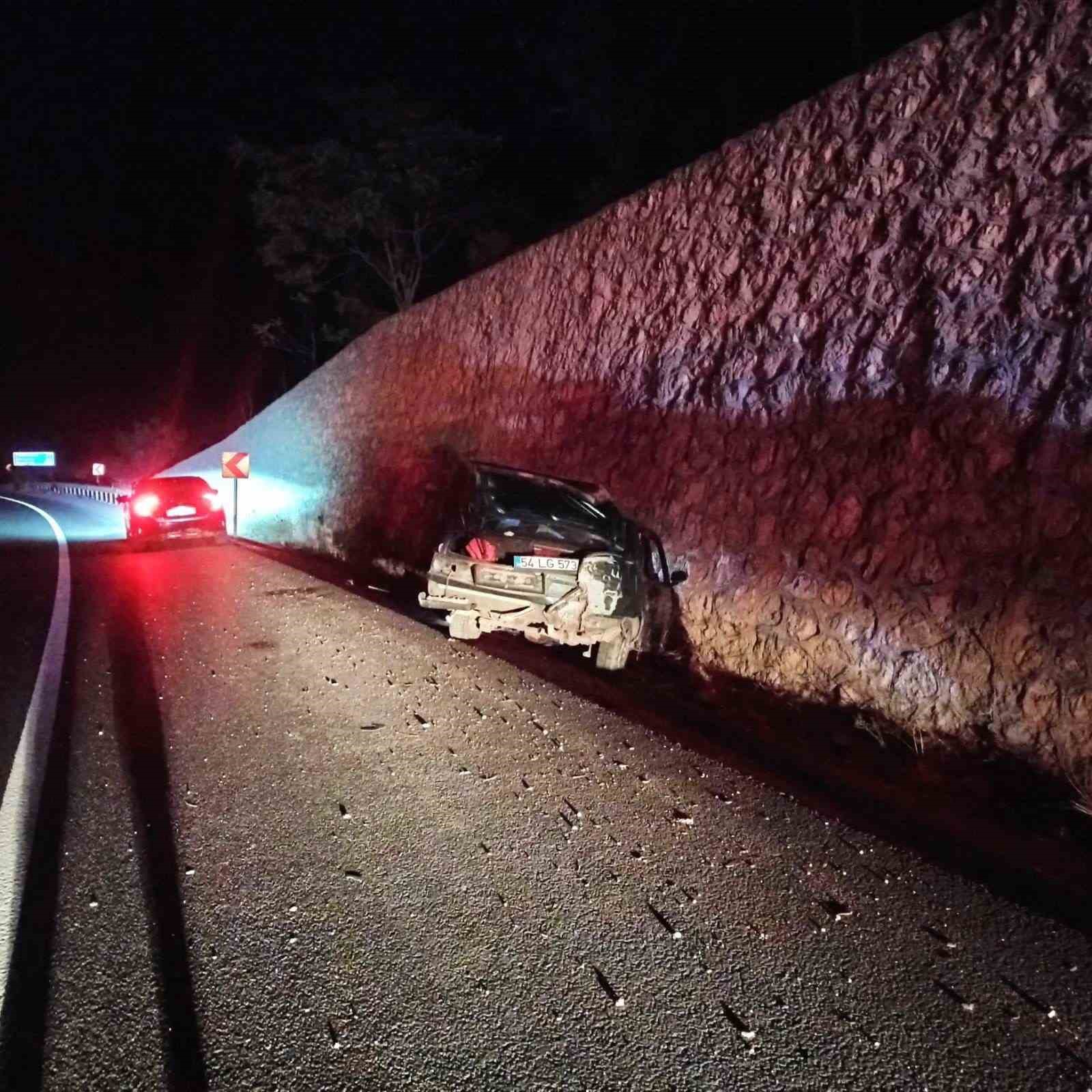 Kontrolden çıkan otomobil istinat duvarına çarptı, sürücü yaralandı