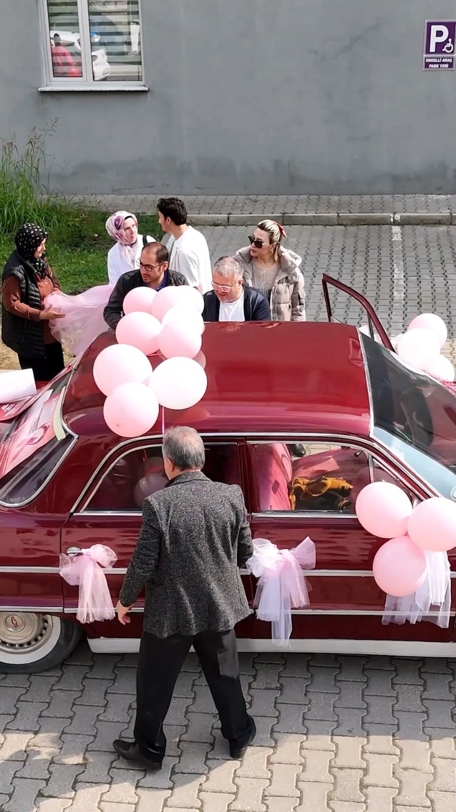 Klasik otomobil ile meme kanserine dikkat çekti