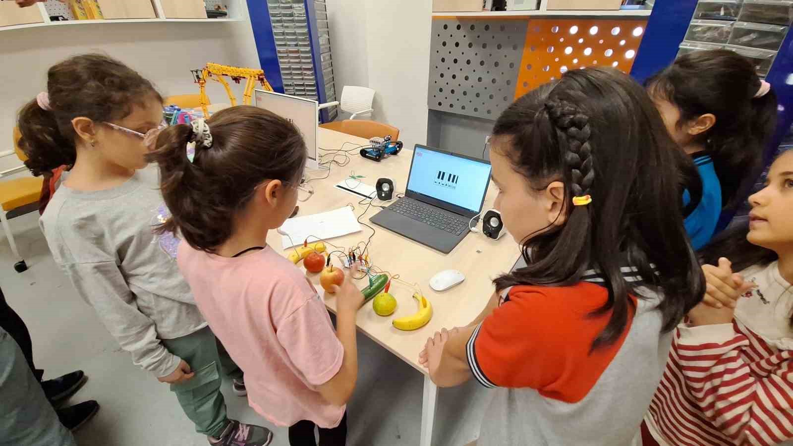 Esentepe Gen&ccedil;lik Merkezinde &ccedil;ocuklar teknolojiyle buluşuyor
