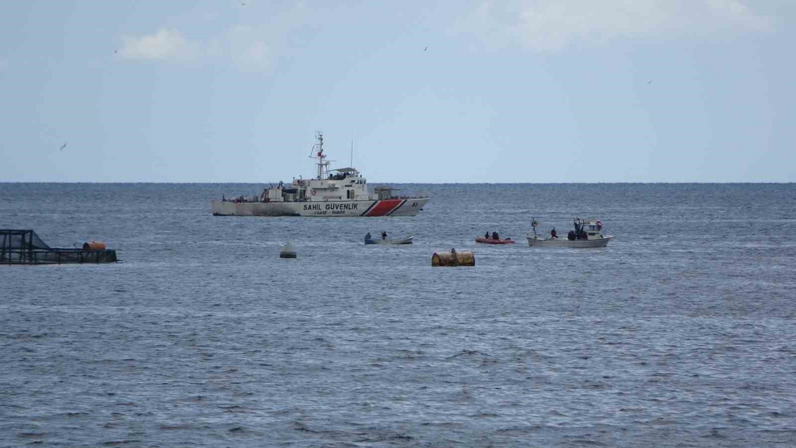 Denizde teknesi terk edilmiş halde bulunan balıkçı için arama çalışması başlatıldı