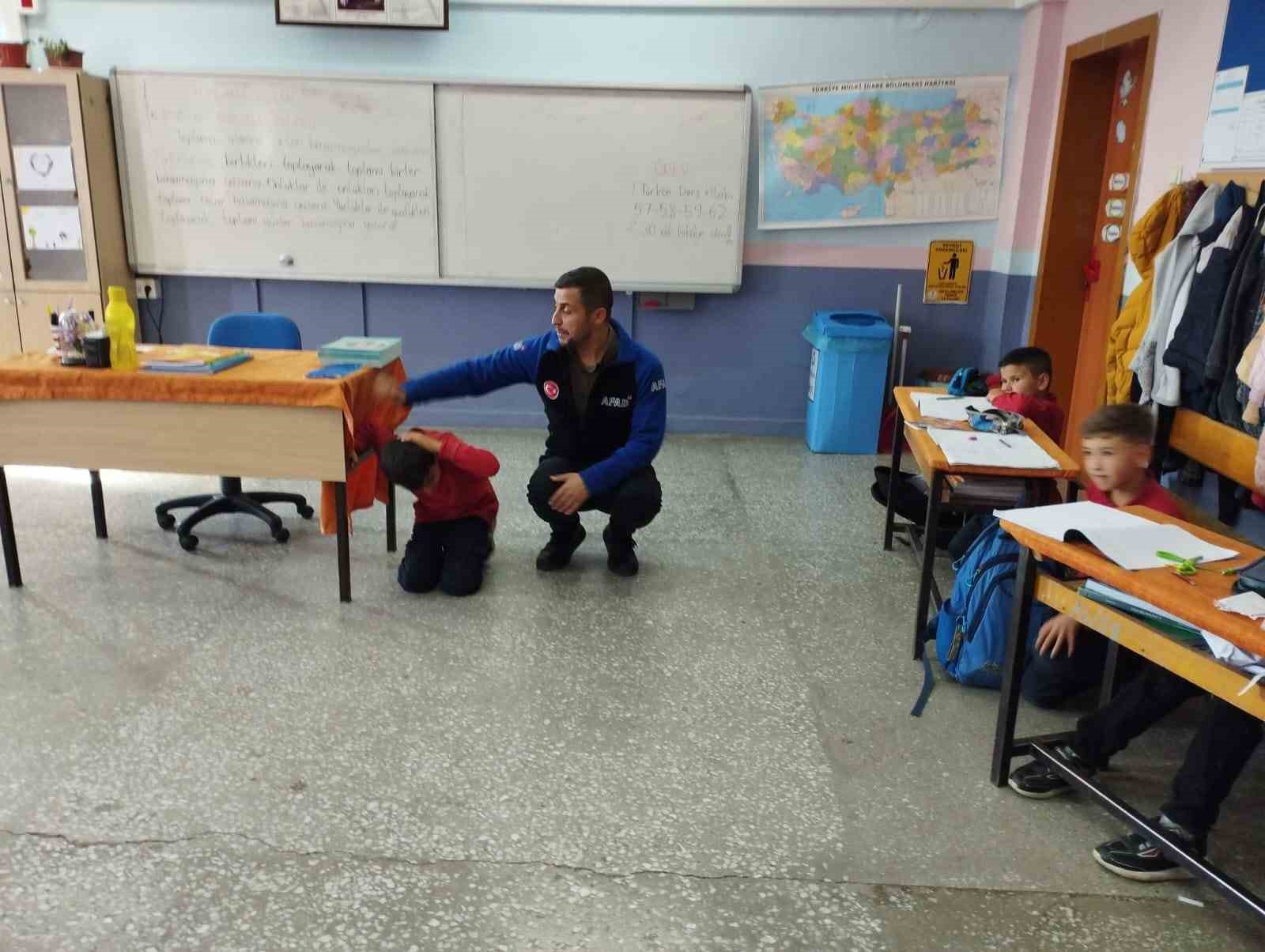 AFAD&rsquo;dan okullarda yangın ve deprem tatbikatı
