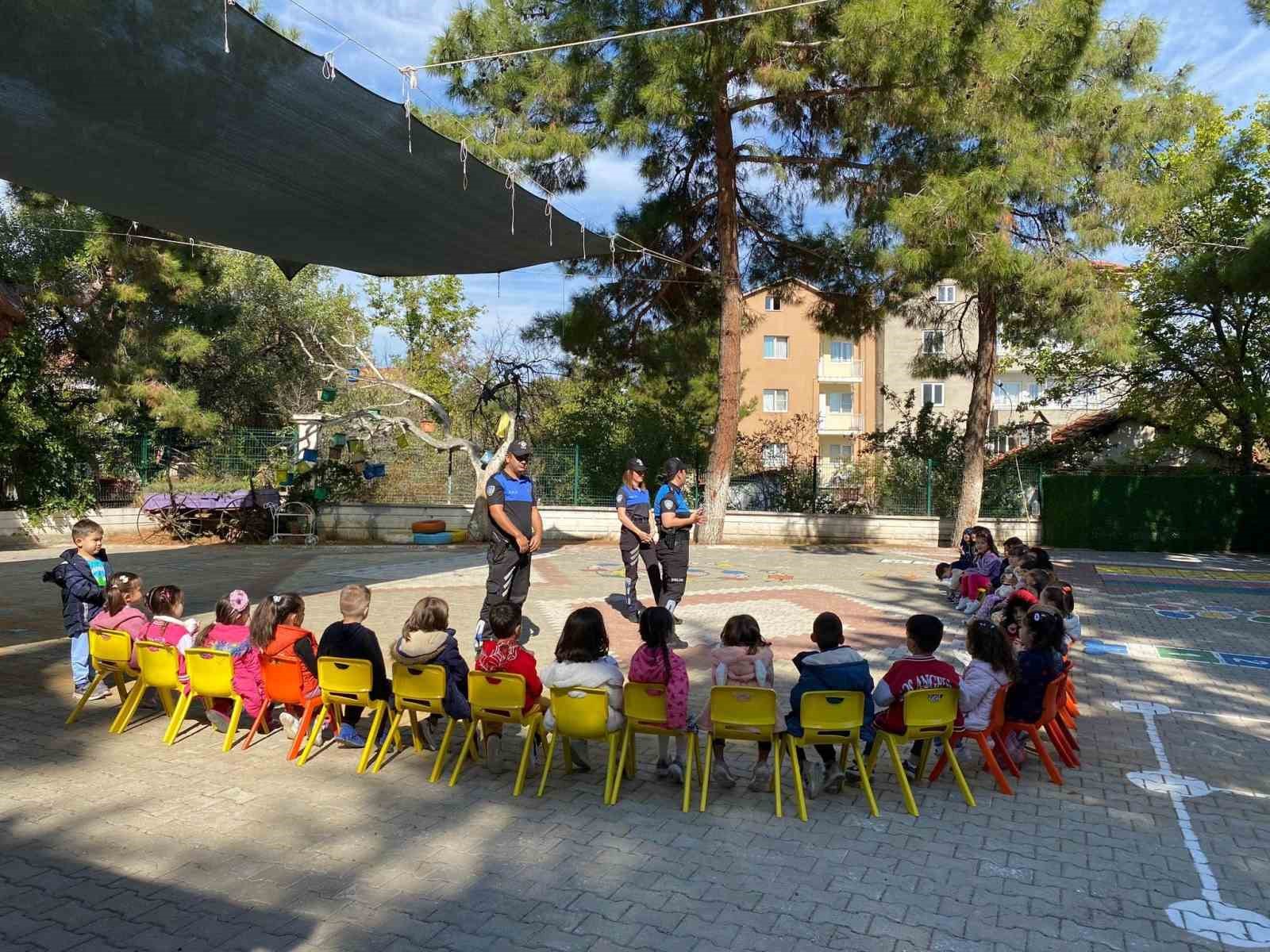 Acıpayam’da miniklere polis sevgisi, vatandaşa ise dolandırıcılık anlatıldı