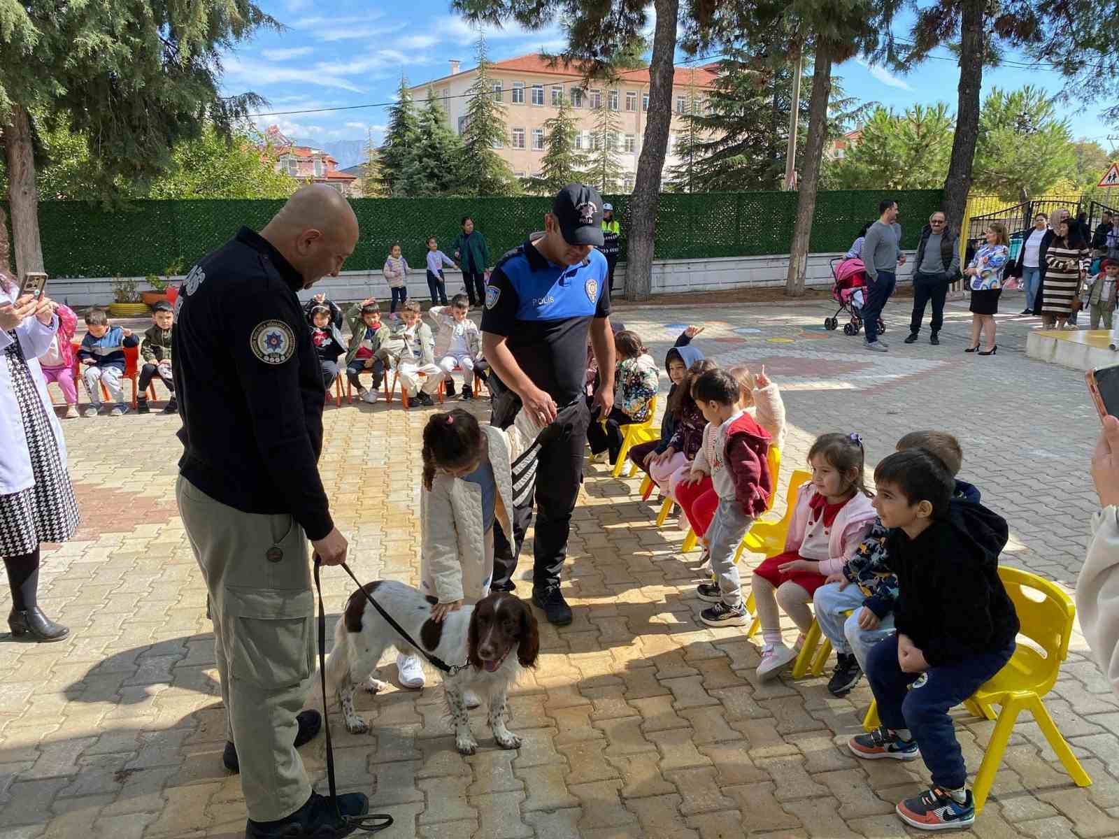Acıpayam&rsquo;da miniklere polis sevgisi, vatandaşa ise dolandırıcılık anlatıldı
