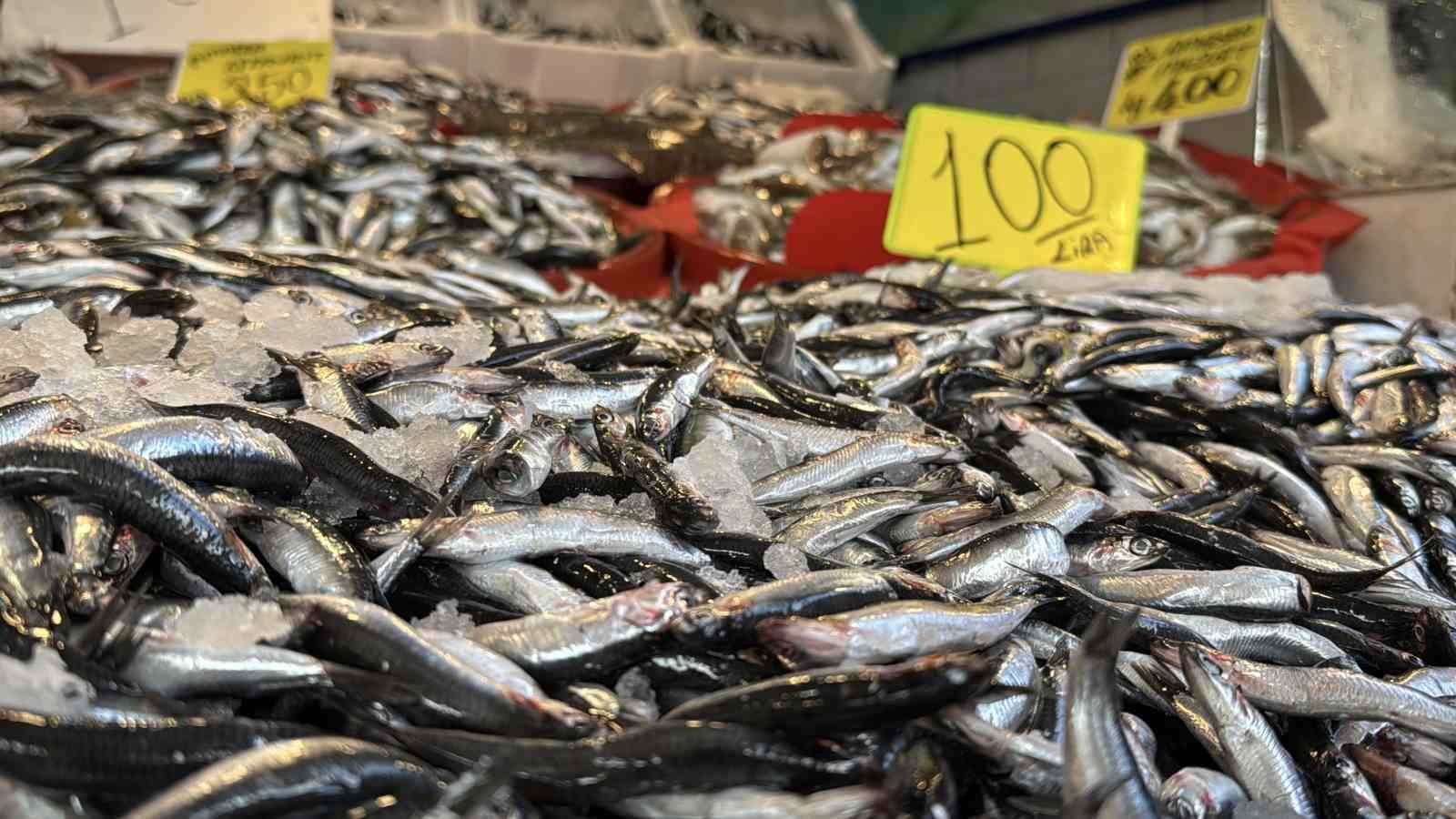 Karab&uuml;k&rsquo;te balık tezgahlarında hamsi bolluğu: Kilosu 100 TL&rsquo;ye kadar d&uuml;şt&uuml;
