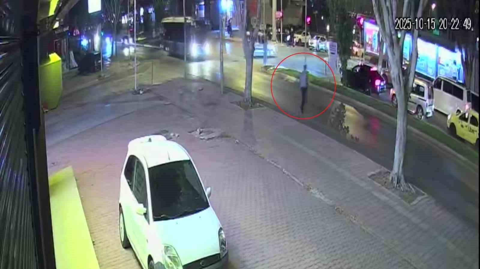 Antalya&rsquo;da halk otob&uuml;s&uuml;n&uuml;n yayaya &ccedil;arptığı kazanın g&uuml;venlik kamerası ortaya &ccedil;ıktı
