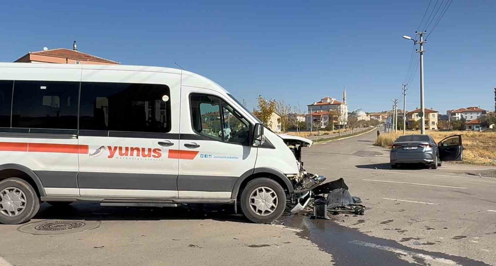 Aksaray&rsquo;da otomobil ile servis minib&uuml;s&uuml; &ccedil;arpıştı: 1 yaralı
