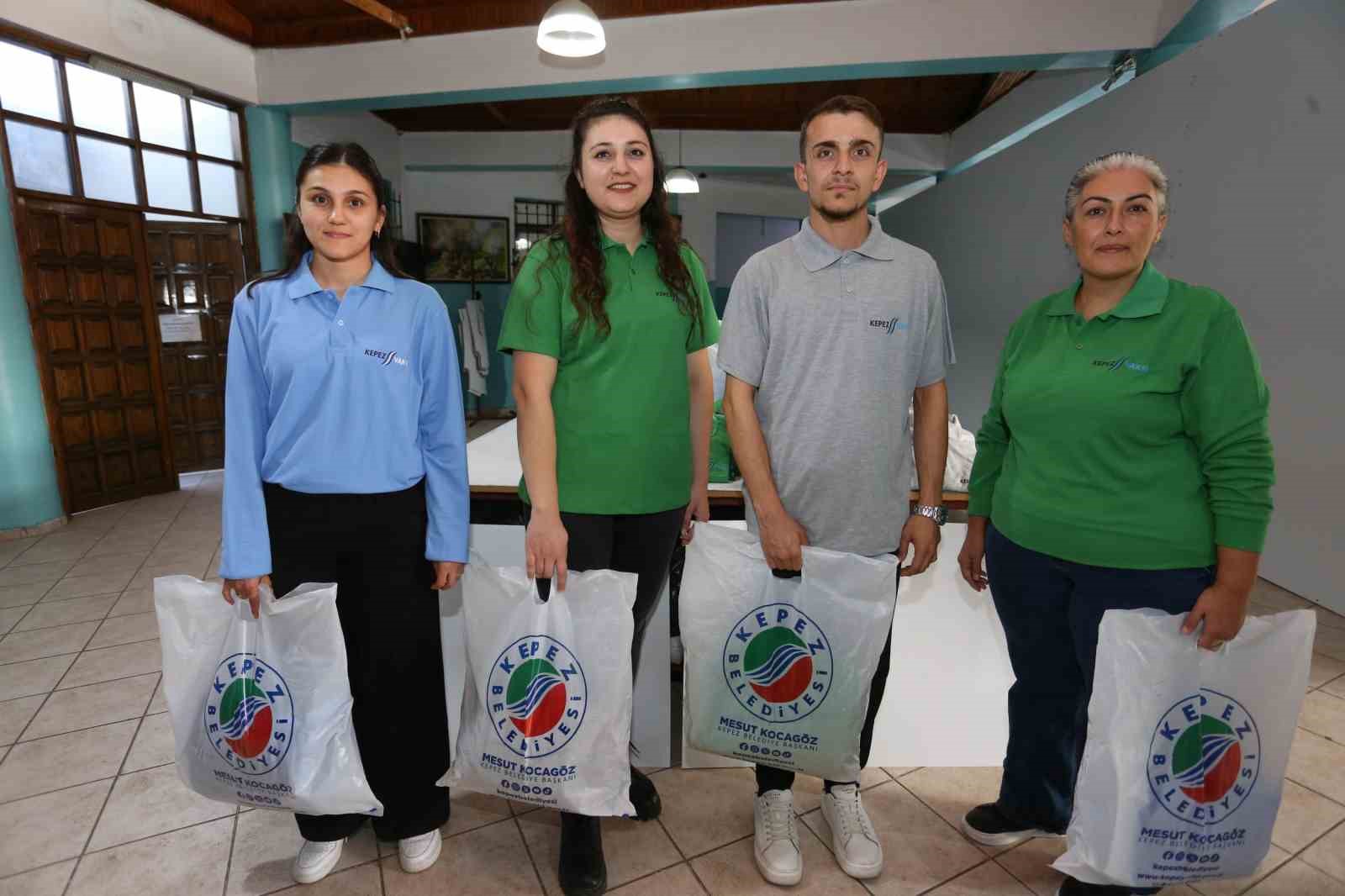 Kepez&rsquo;de belediye personelinin &uuml;niformaları kadın eliyle &uuml;retilip tasarruf sağlanıyor
