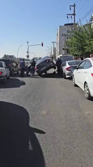 Diyarbakır’da ilginç kaza: Park halindeki 2 araca çarpıp asılı kaldı
