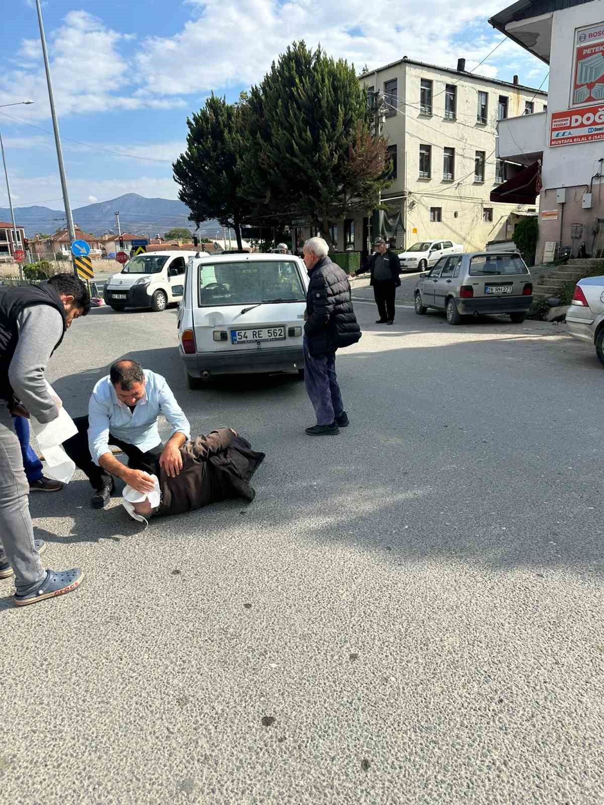 Geri manevra yapan otomobil, bastonla yürüyen yaşlı adama çarptı

