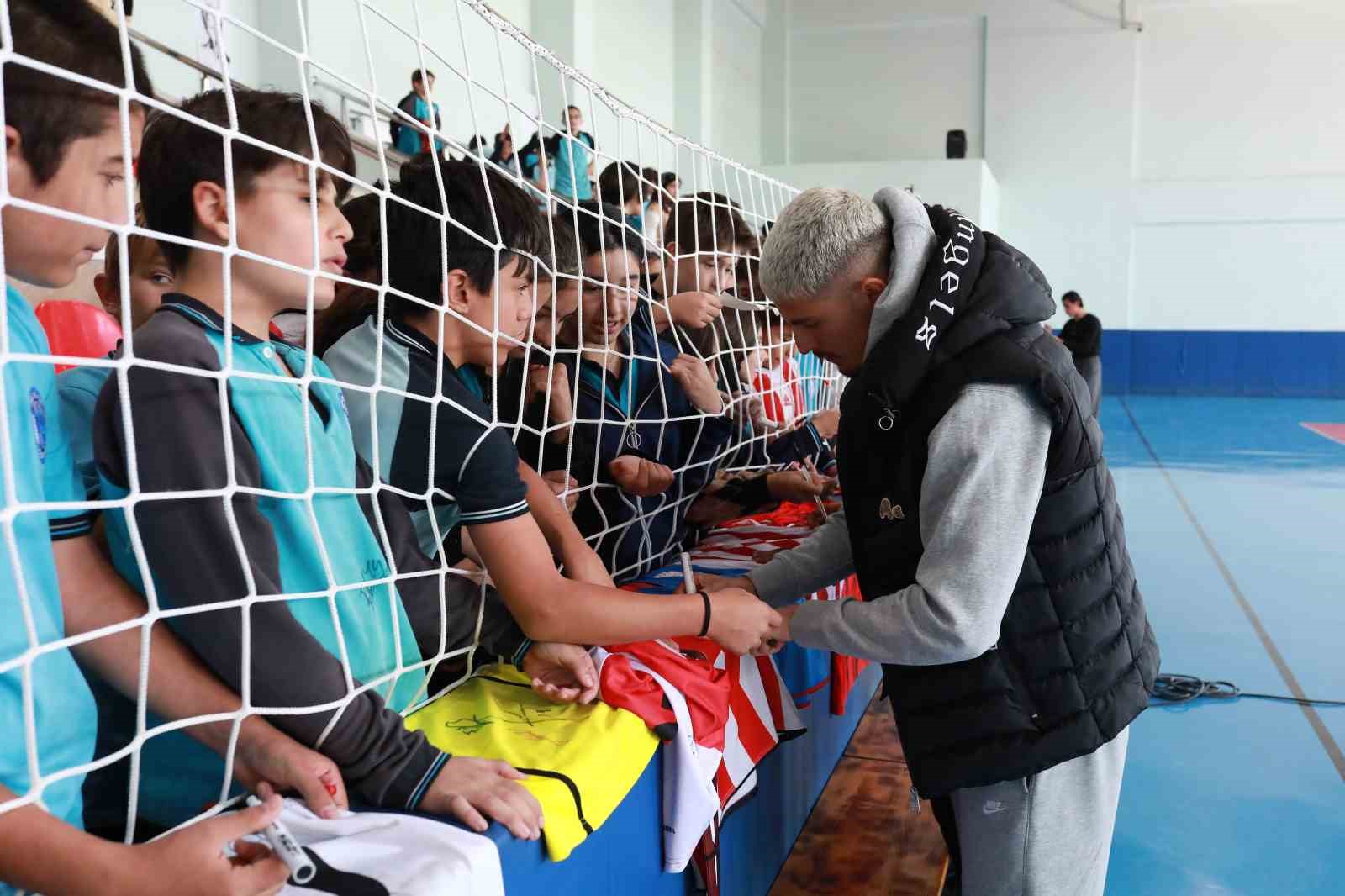 Ortaokul öğrencileri Sivasspor sevgisini resmetti, futbolcular sergiyi açtı

