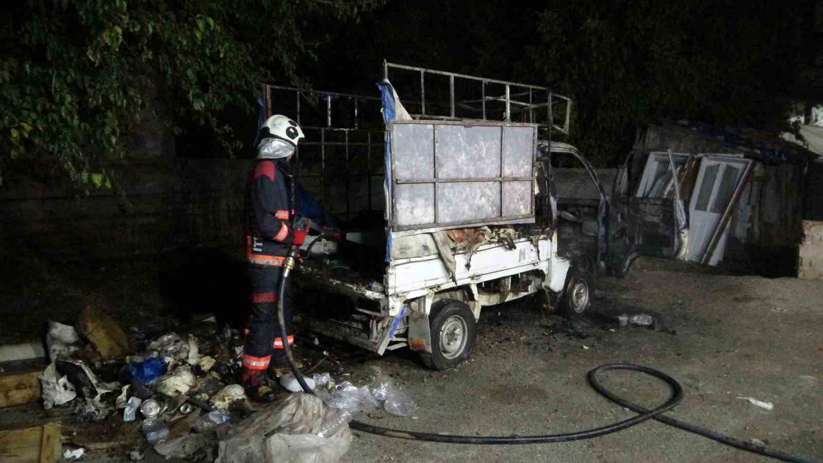 Malatya’da park halindeki araçta çıkan yangın paniğe neden oldu