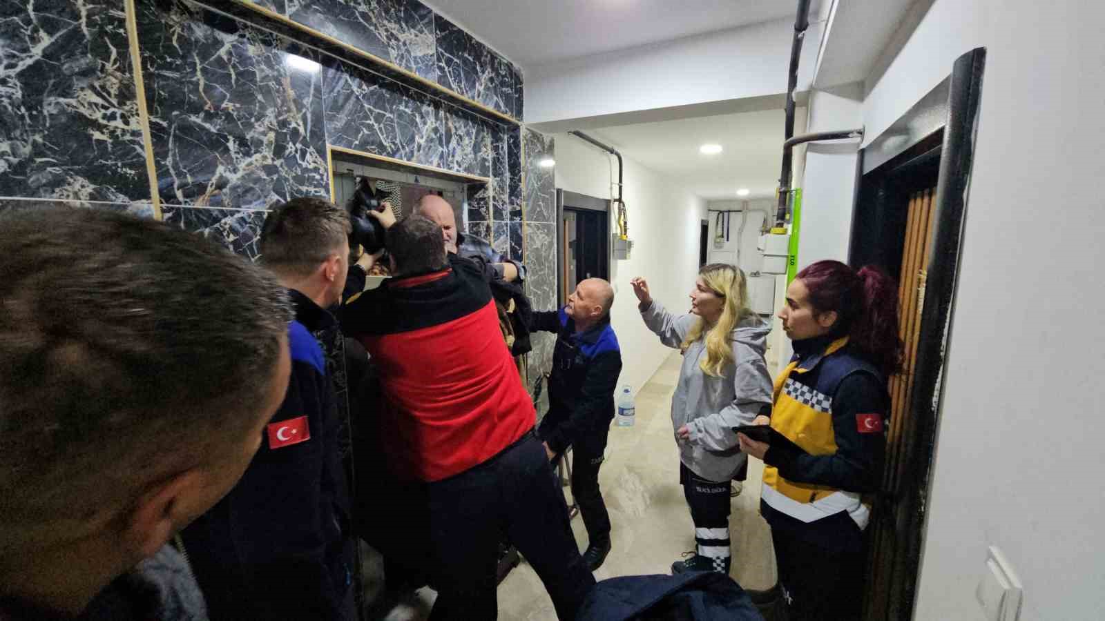 Asansörde mahsur kalan vatandaş kurtarıldı