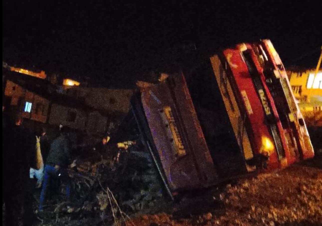 Y&uuml;ksekova&rsquo;da odun y&uuml;kl&uuml; kamyonet devrildi
