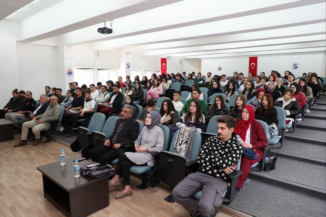 Gençler için ‘Güvenli Gelecek’ seminerleri