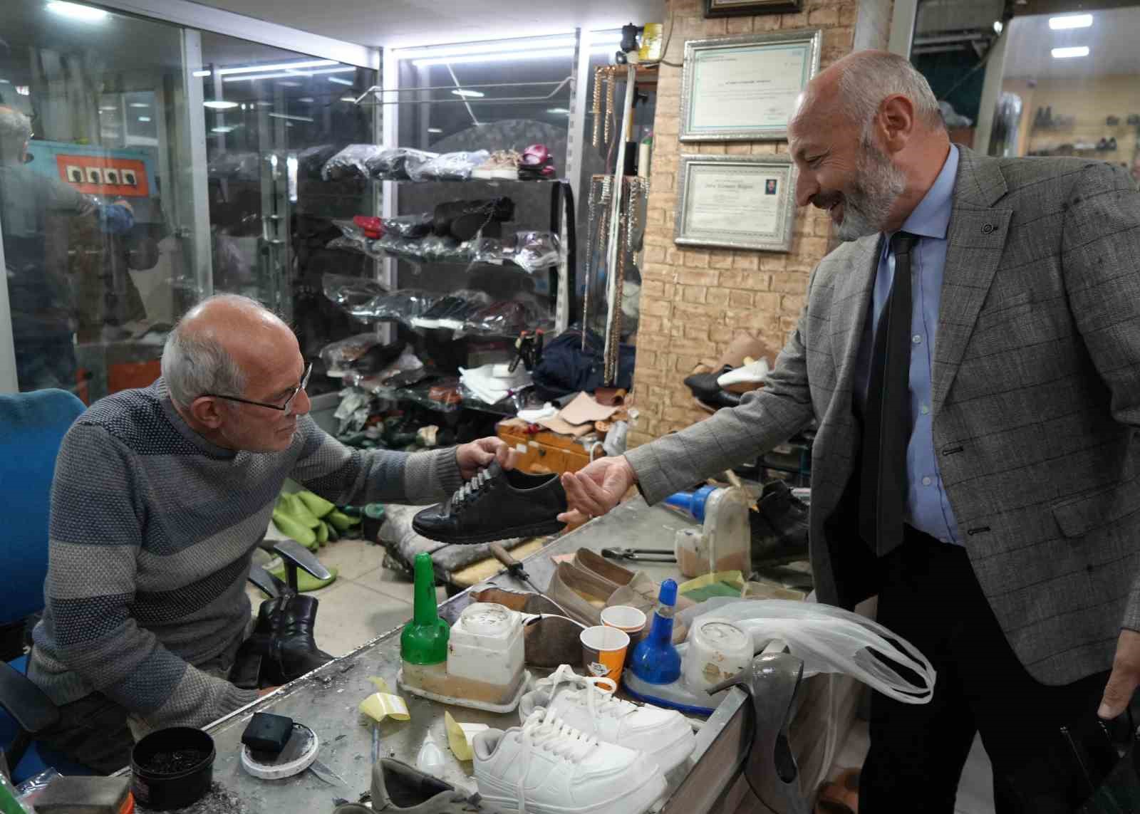 Yağışlar başladı, ayakkabı tamircilerinin yüzü güldü