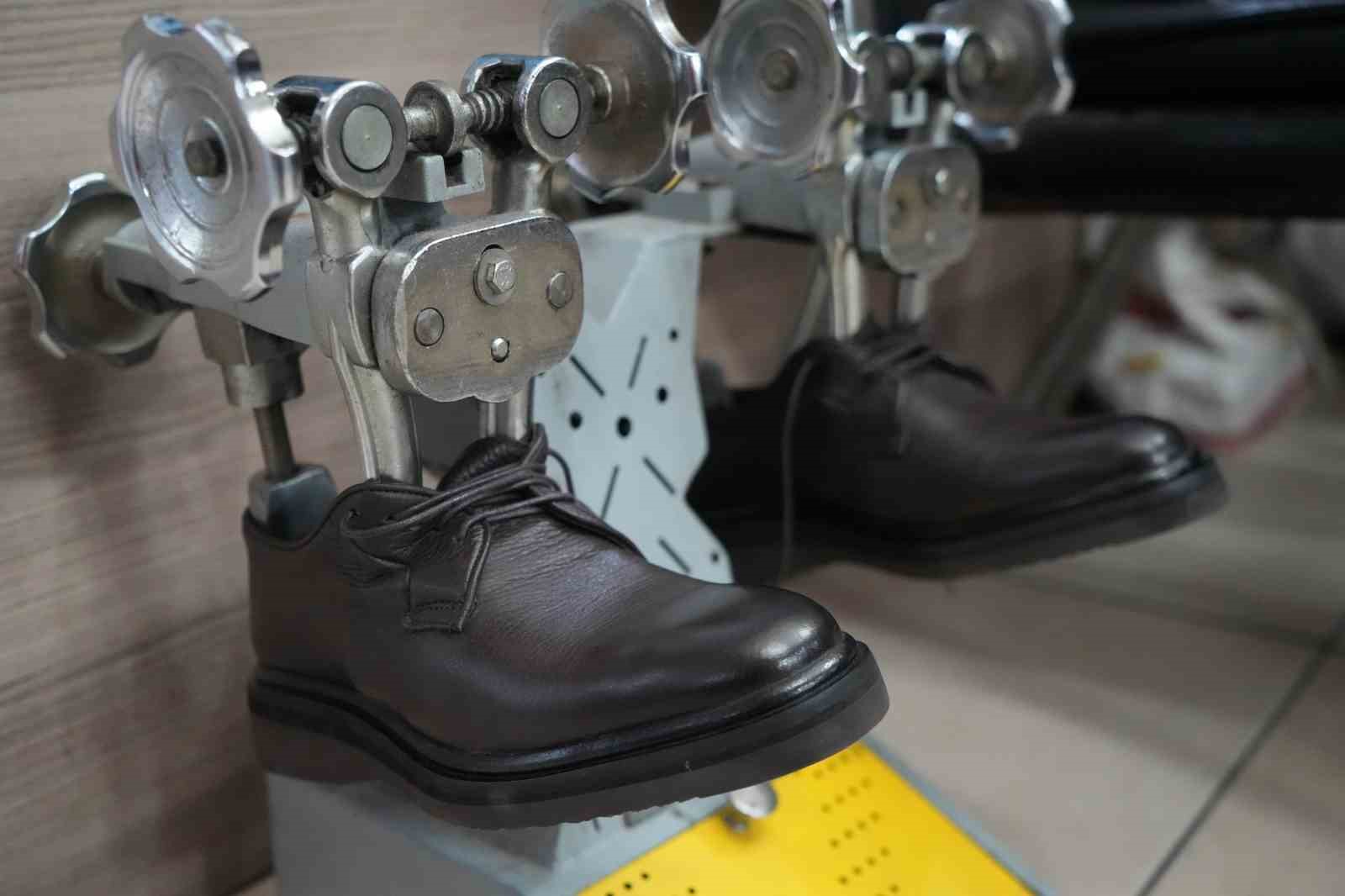 Yağışlar başladı, ayakkabı tamircilerinin y&uuml;z&uuml; g&uuml;ld&uuml;
