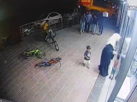 Markete alışveriş için girdi, bisikleti çalındı: Hırsızlık anı kameraya yansıdı