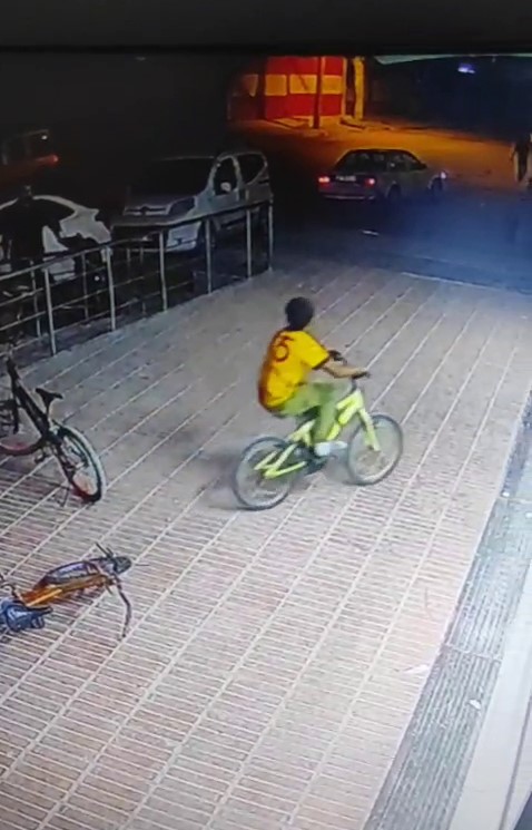 Markete alışveriş i&ccedil;in girdi, bisikleti &ccedil;alındı: Hırsızlık anı kameraya yansıdı
