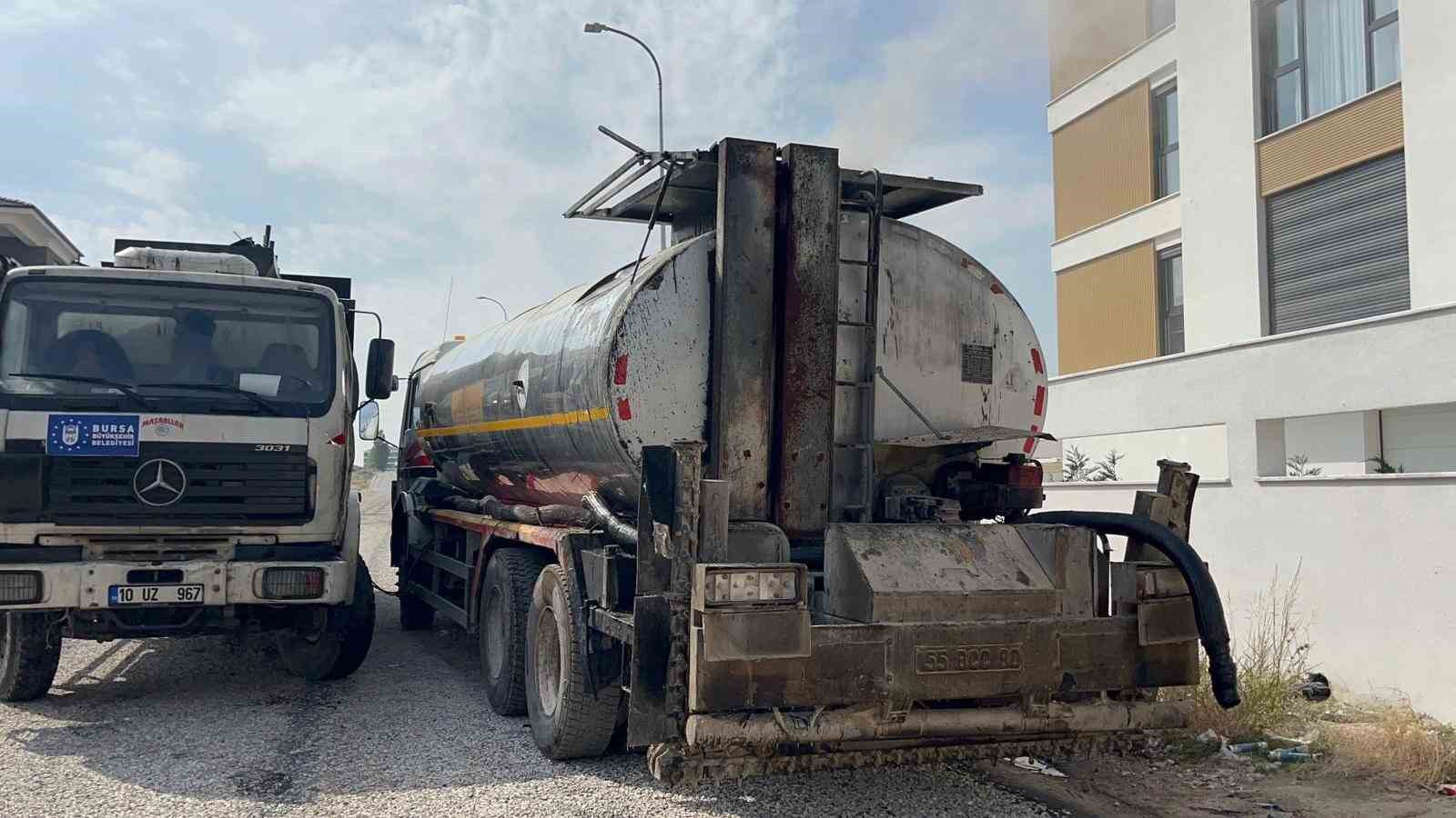 Zift tankerindeki yangın ekiplerce s&ouml;nd&uuml;r&uuml;ld&uuml;
