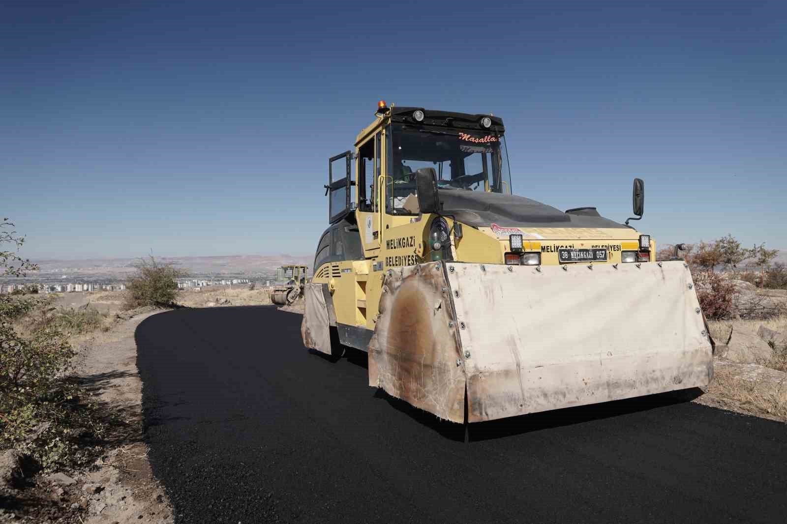 Melikgazi Belediyesi Mimarsinan Mahallesi’nde kapsamlı asfalt çalışmaları gerçekleştiriyor