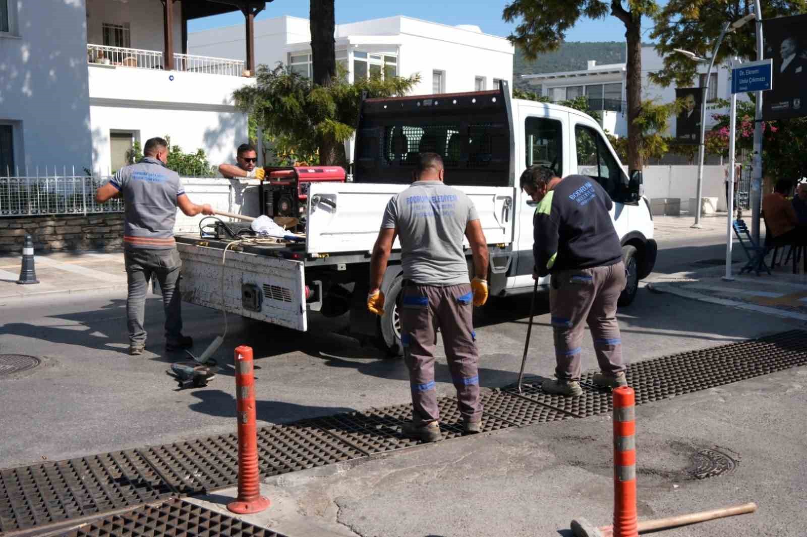 Bodrum&rsquo;da mazgal ve yağmur suyu hattı temizliği s&uuml;r&uuml;yor
