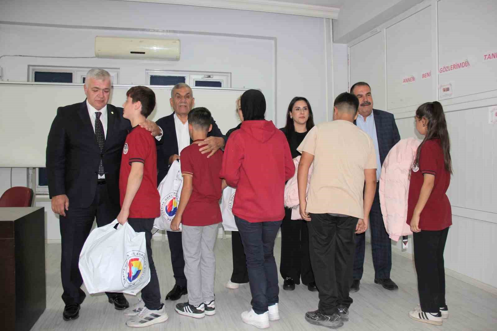 GTB ve TOBB iş birliğiyle 14 okulda öğrencilere kışlık kaban desteği