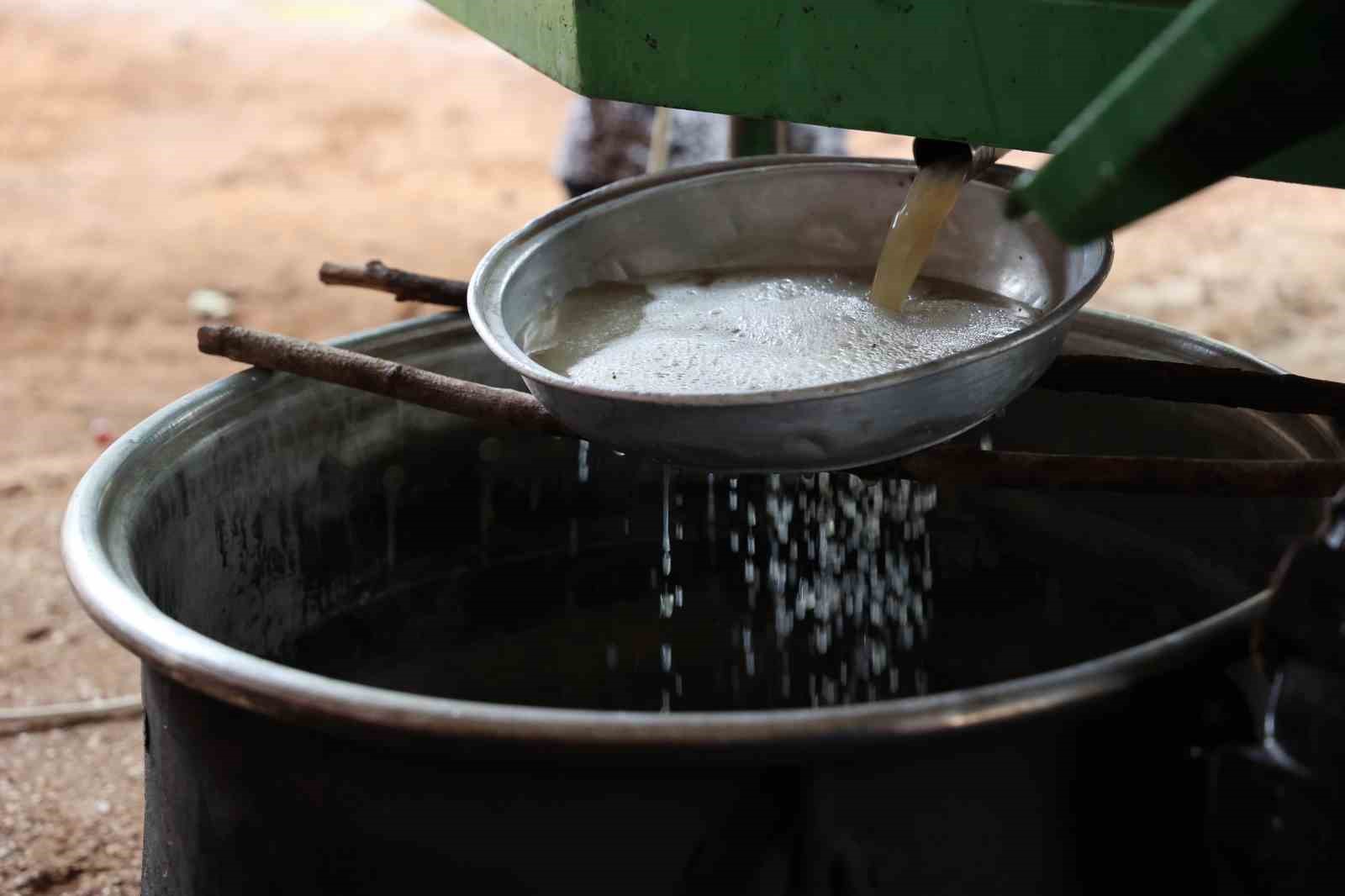 Büyükşehirden üreticiye üzüm sıkma makinesi desteği