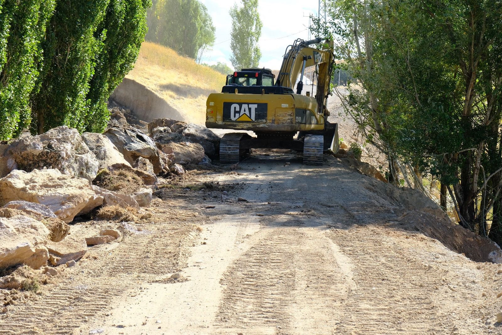 Ak&ccedil;a&ouml;ren yolunda altyapı g&uuml;&ccedil;lendirme &ccedil;alışmaları s&uuml;r&uuml;yor
