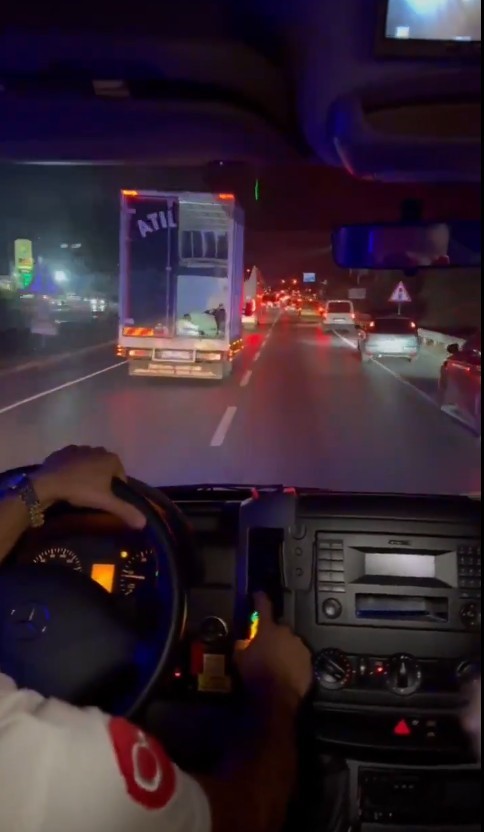 Fermuar sistemiyle ambulansa yol verilmesi sosyal medyada g&uuml;ndem oldu
