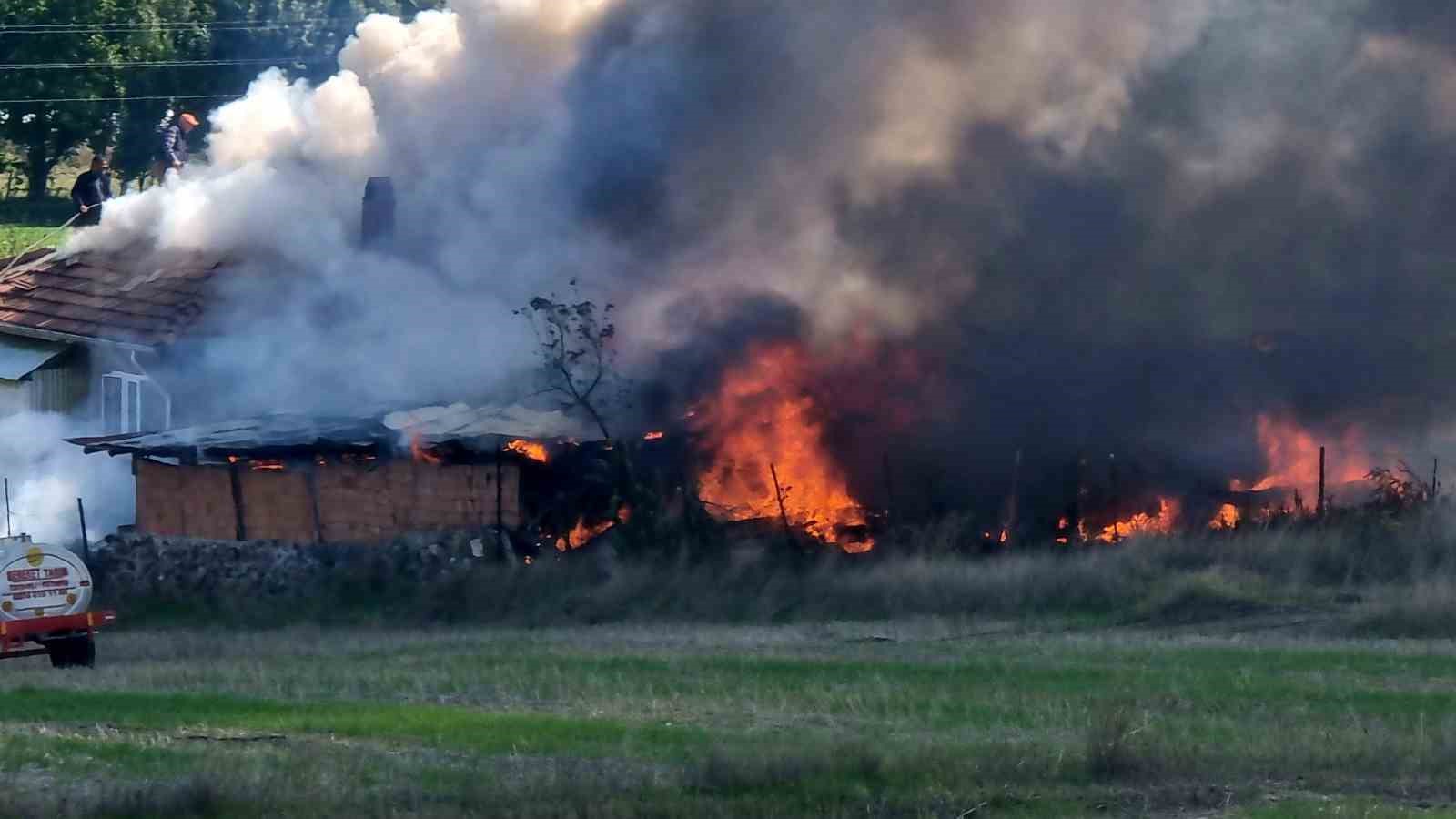 Kütahya’da yangında ev, traktör ve motosiklet kül oldu