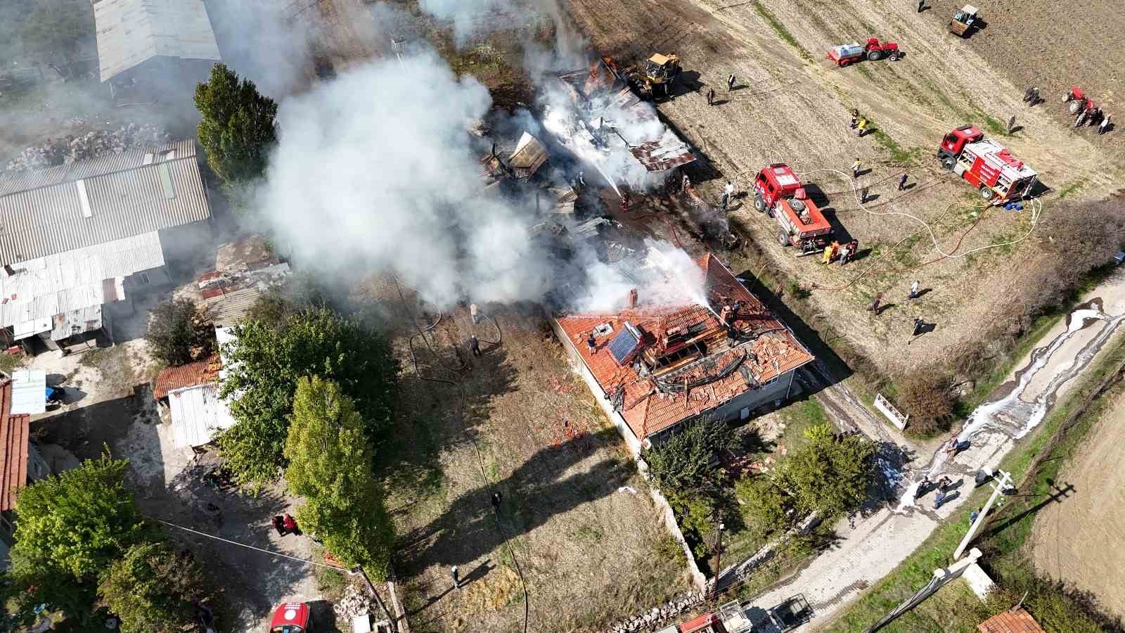 K&uuml;tahya&rsquo;da yangında ev, trakt&ouml;r ve motosiklet k&uuml;l oldu
