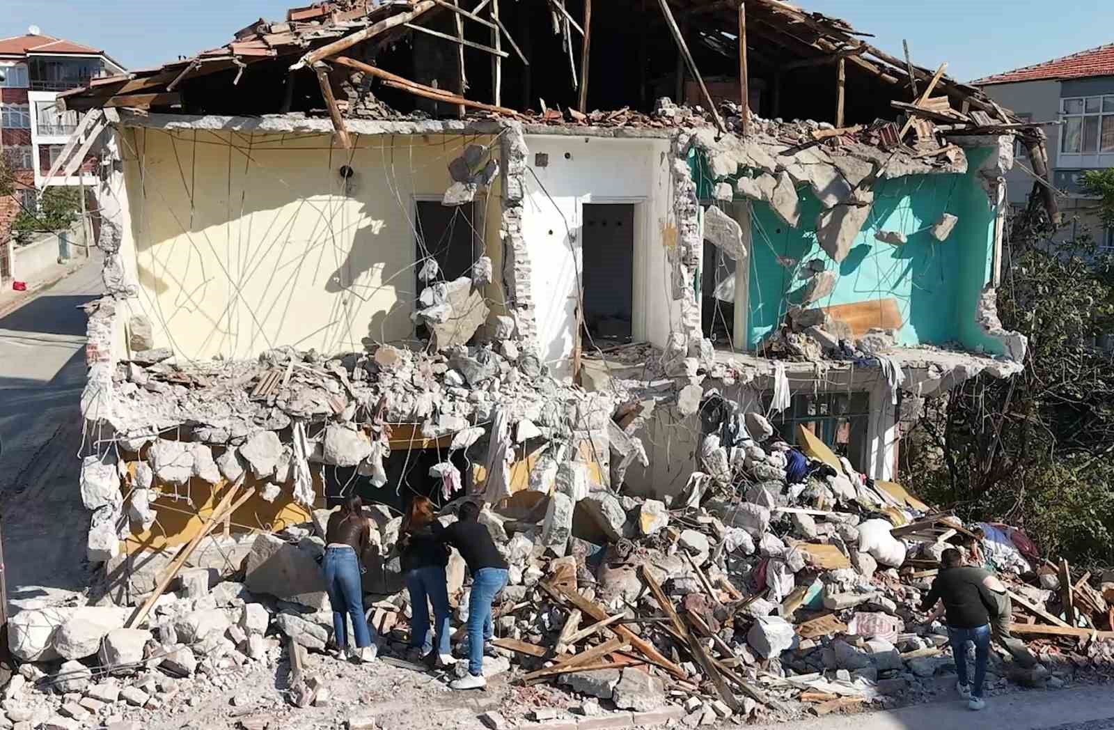 Ger&ccedil;eğini aratmayan tatbikat: Rol&uuml;n&uuml; o kadar benimsedi ki tatbikat bitse de s&uuml;rd&uuml;rd&uuml;
