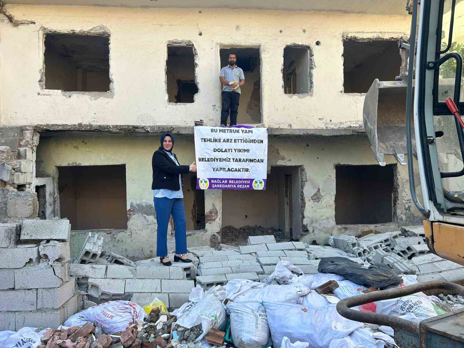 Diyarbakır&rsquo;da metruk binalar yıkılıyor
