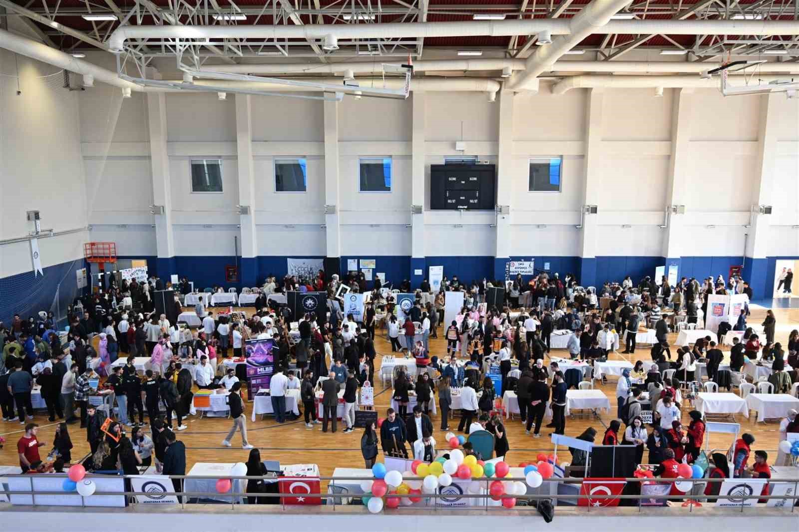 ÇAKÜ’de ‘topluluk tanıtım gününe’ yoğun ilgi