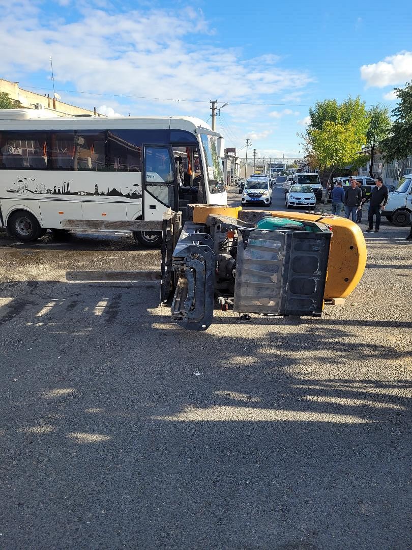 Midibüsün çarpması sonucu devrilen iş makinasının operatörü yaralandı