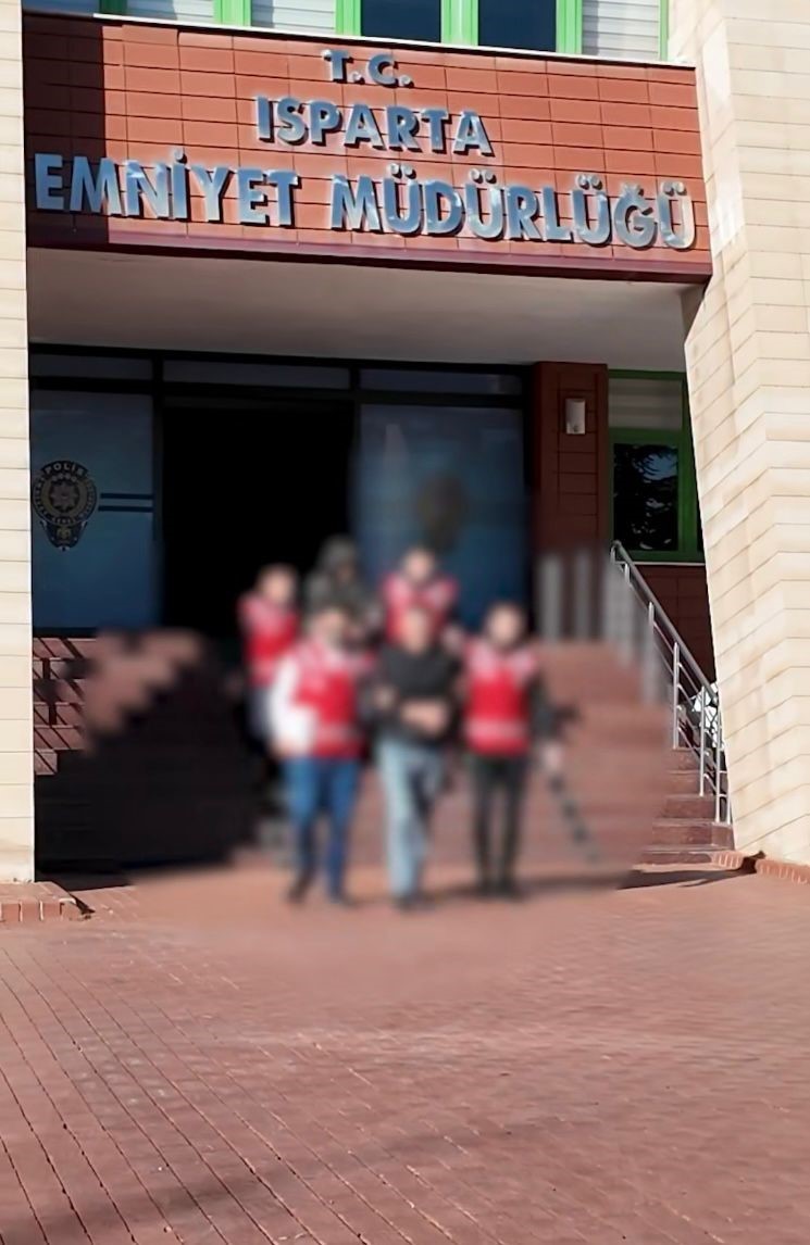 Isparta’da kendilerini kamu görevlisi gibi tanıtıp 45 bin dolarlık vurgun yapan şüpheliler tutuklandı