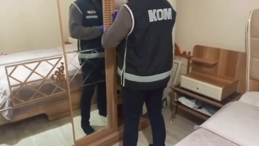 Kendilerini belediye başkan yardımcısı olarak tanıtan dolandırıcılara operasyon: 17 g&ouml;zaltı
